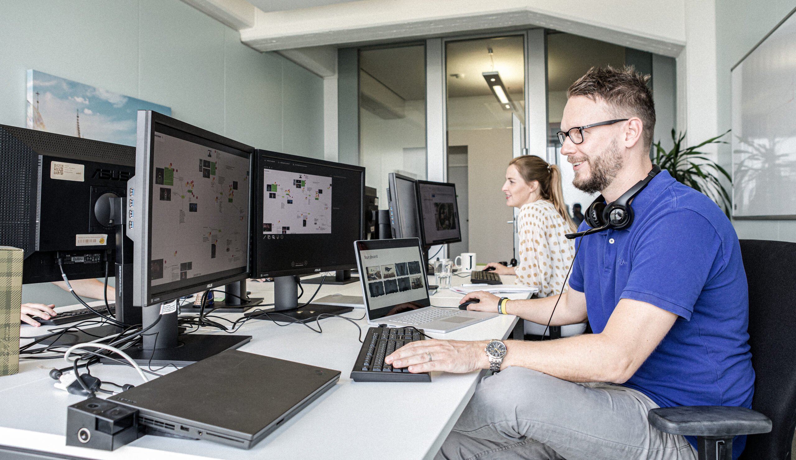 Mitarbeitende von add2 arbeiten zusammen im Office.